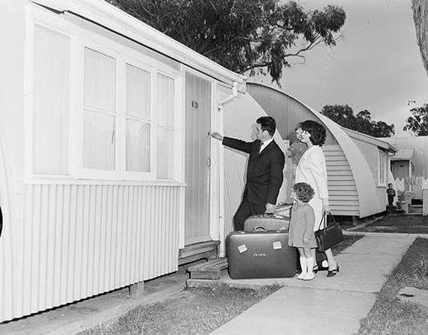 14. Maribyrnong, Victoria'daki yeni evlerine taşınan bir aile. (1965)