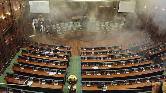 Kosova Meclisi'nde Yine Gaz Bombası Atıldı
