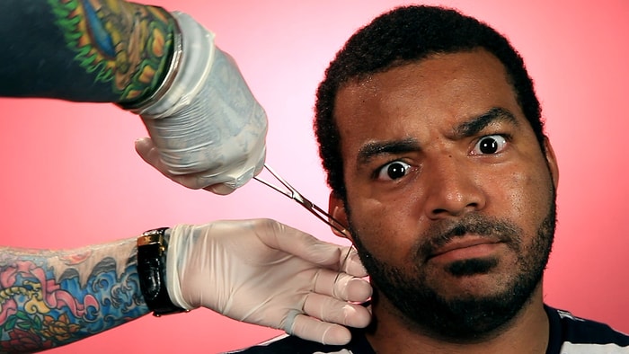 Erkekler İlk Defa Kulak Deldiriyor