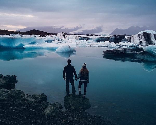 İzlanda'nın eşsiz güzelliğine yaptıkları yolculukta, birbirinden harika yerleri keşfediyorlar.