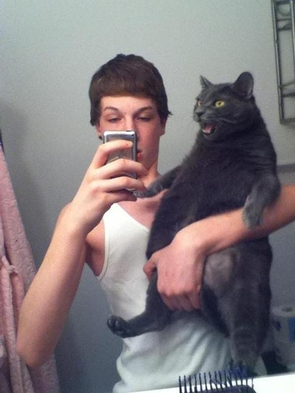 20. Aniden çekilen selfieyi beğenmeyen kedi