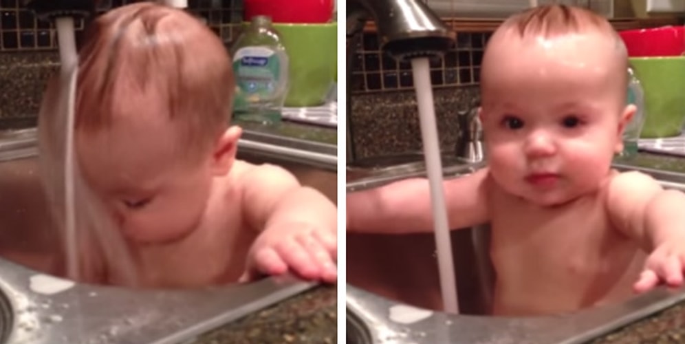 Lavaboda Banyo Yaparken Her Kafası Musluğun Altına Getirdiğinde Şaşıran Sevimli Bebik
