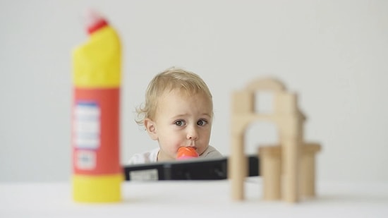 Çocuklara Ev Kimyasalları ve Oyuncaklar Arasında Seçim Şansı Verirseniz Ne Olur?