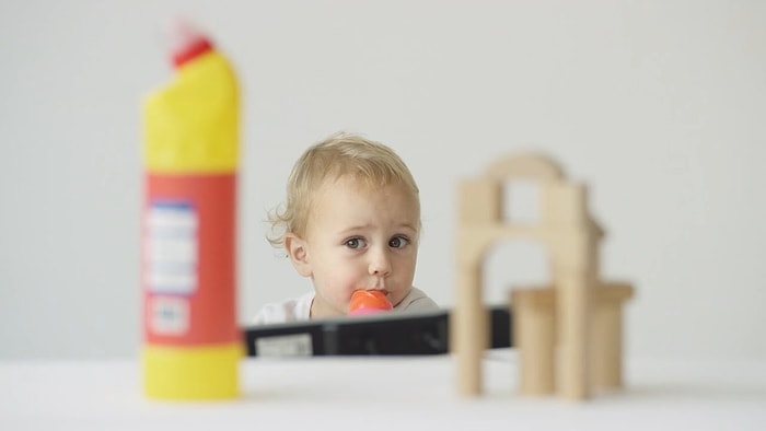 Çocuklara Ev Kimyasalları ve Oyuncaklar Arasında Seçim Şansı Verirseniz Ne Olur?