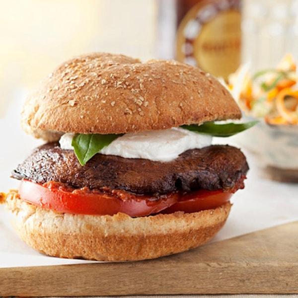 14. Protein bakımından bir harika olan mantarı hamburgerinizde deneyebilirsiniz.