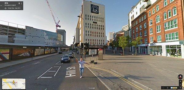 5. Bu arada Birmingham, İngiltere'de sarhoş bir adam Google arabasını kovalıyor.