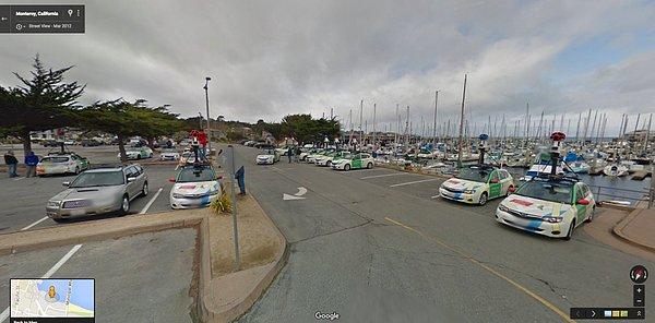 8. Monterey, Kaliforniya'da, Google arabaları minik bir parti yapmakta.