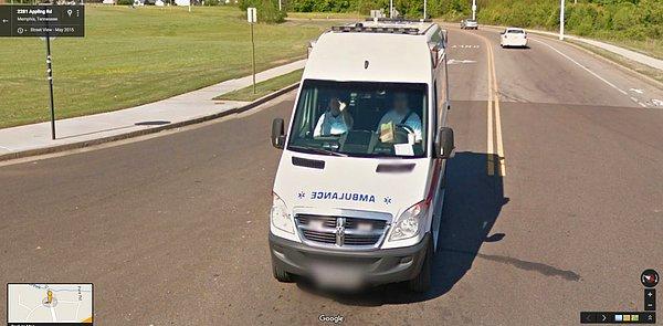 11. Memphis, Tennessee'de ambulanstaki bu adam, Google haritalarına hareket çekmekte.