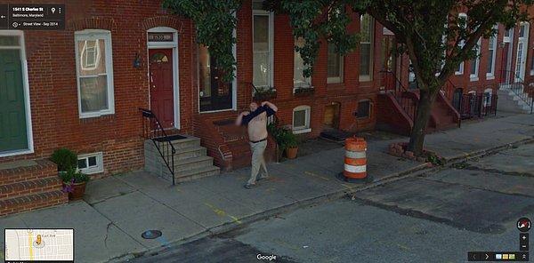 16. Baltimore, Maryland'de bir adam Google kameralarına seksi bir şov yapmakta!