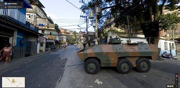17. Rio de Janeiro, Brezilya'da insanlar günlük yaşamlarına devam ederken, yoldan geçen tank.