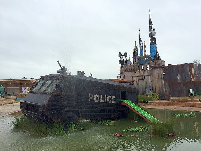 Bansky'nin Dismaland'ını Hala Görmediyseniz Sizi Böyle Alalım!