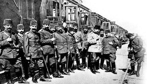 İngilizlerin yanında yer almandan rahatsız olan Almanya yanlısı bir grup asker, Batı cehpesi kararına tepki gösterdi.