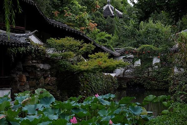 6. Saatlerce gezmeye doyamayacağınız, içinde birçok çiçek bulunan geleneksel Çin bahçesi.