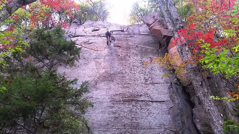 Emniyet Kemerinin Açılmasıyla Aşağı Düşen Dağcı Son Anda Kurtuldu
