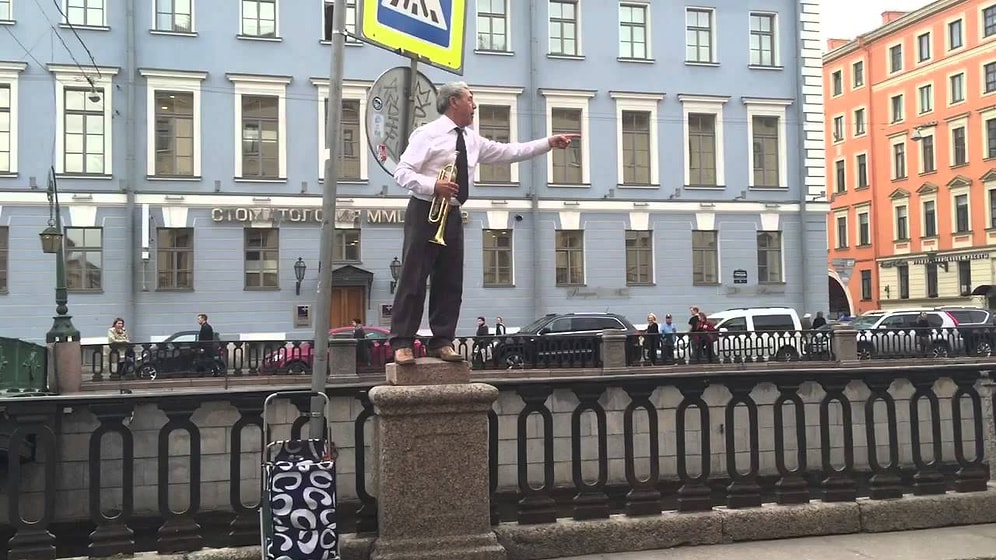 Rusya St. Petersburg'da Tüyleri Diken Diken Yapan Sokak Sanatçısı