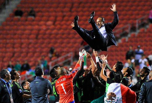 10. Meksika futbol takımının teknik direktörü Raul Gutierres, takımının Honduras'a karşı aldığı 2-0'lık galibiyetin ardından havaya atılırken.