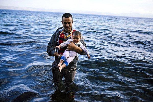 17. Ege Denizi'ni geçerek Midilli Adası'na vardığı sırada çocuğunu taşıyan bir göçmen.