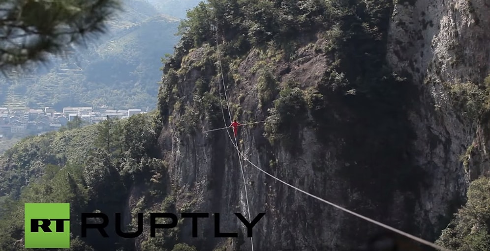 Drone Gözünden 2. Dünya Zaferini Metrelerce Yükseklikte İp Üzerinde Kutlayan Cambaz