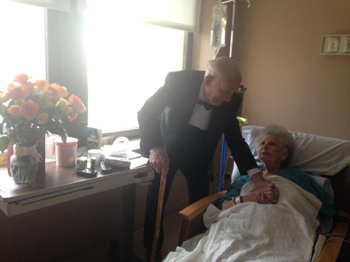 Бабушка и дедушка в больнице