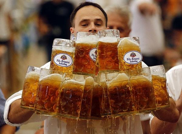6. En fazla bira bardağı taşıma rekoru.