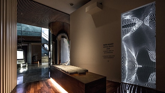 Refik Anadol'un Gerçeklik Algımıza Meydan Okuyan Projesi 'Infinity Room'dan 10 Etkileyici Fotoğraf