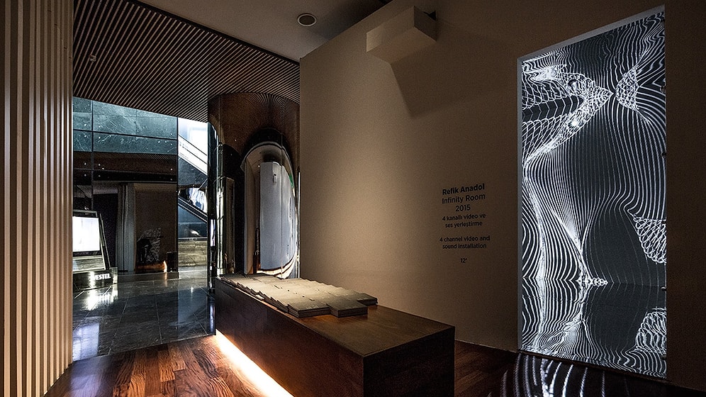 Refik Anadol'un Gerçeklik Algımıza Meydan Okuyan Projesi 'Infinity Room'dan 10 Etkileyici Fotoğraf