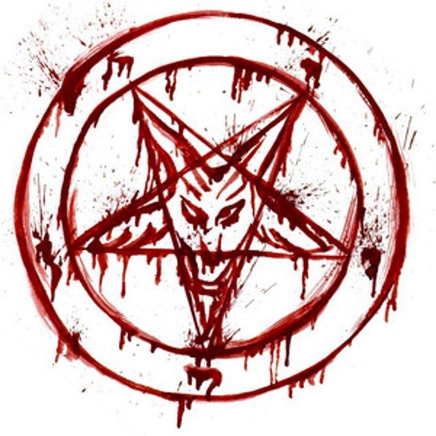 Girdiği bir evde duvarlara ve bir kadının suratına ters pentagram (satanic pentagram) işaretini çizmişti.