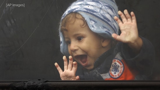 Göçmen Krizi Sırasında Oyun Oynayan Çocuklar