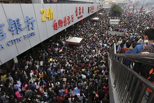 7. Çin Halk Cumhuriyeti'nin kuruluşunun kutlandığı Altın Hafta sırasında metro istasyonu girişi.