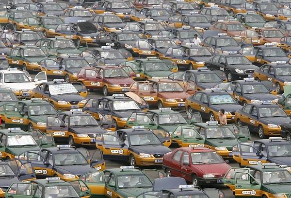 8. Pekin Başkent Uluslararası Havalimanı'nda yolcu bekleyen taksiler.
