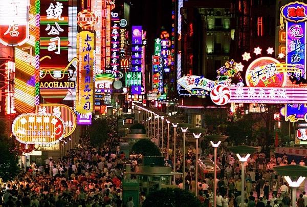19. Neon ışıklarla süslü, oldukça hareketli meşhur Nanjing Caddesi.