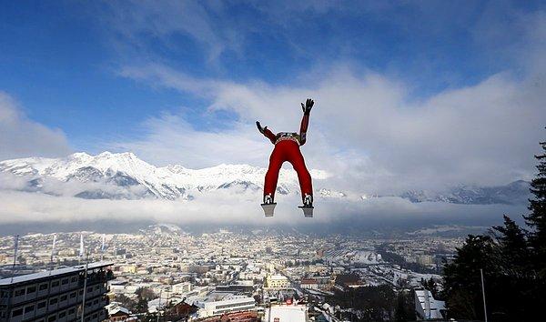 1. Norveçli kayakla atlama sprocusu Anders Fanneme, Avusturya'da gerçekleşen Four Hills turnuvası için antrenman yaparken. (3 Ocak)