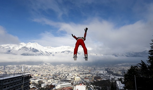 1. Norveçli kayakla atlama sprocusu Anders Fanneme, Avusturya'da gerçekleşen Four Hills turnuvası için antrenman yaparken. (3 Ocak)