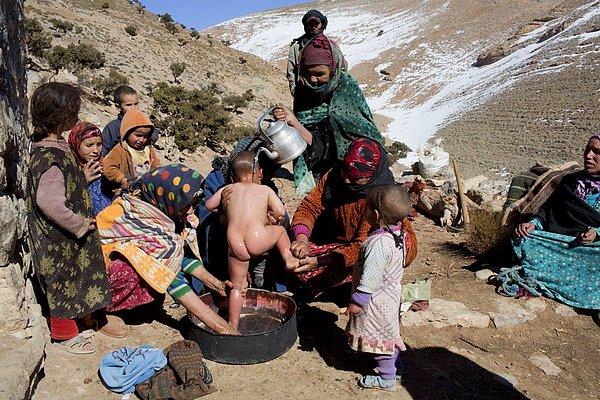 3. Fas'ın Ait Sghir köyünde, Berberi bir kadın çocuğunu yıkarken. (14 Şubat)