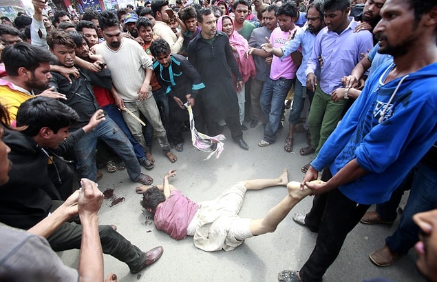 5. Lahore, Pakistan'daki öfkeli Hristiyan topluluk, bir kilisede gerçekleştirilen intihar saldırısının şüphelisini linç ederken. (15 Mart)