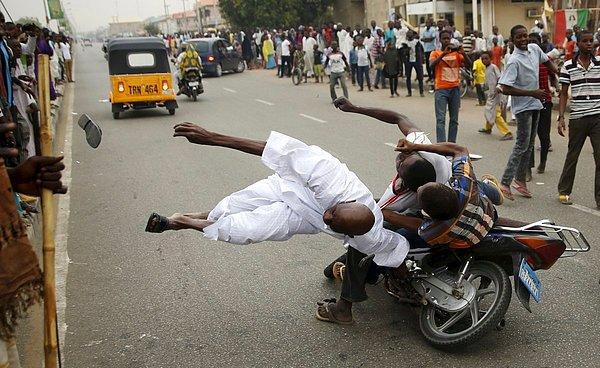6. Nijerya'da başkan adayı olan Muhammadu Buhari'nin destekçileri, başka bir destekçiye motosikletle çarparken. (31 Mart)