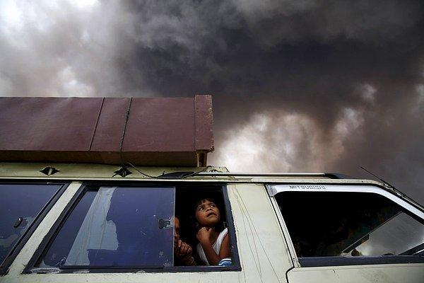 17. Sinabung Yanardağı'nın patlaması sırasında, bölgeyi terk etmeye hazırlanan Endonezyalı bir aile, arabalarının içinde otururken. (24 Temmuz)