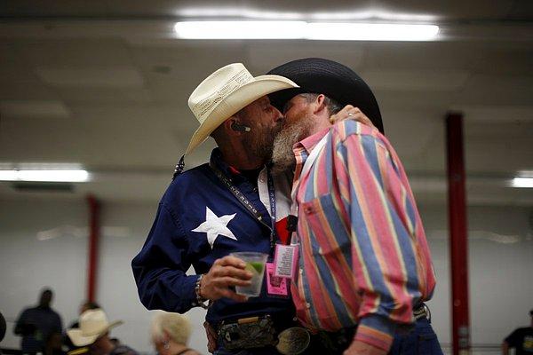 7. Uluslararası Gay Rodeo Derneği'nin Arkansas'ta düzenlediği partide, 61 yaşındaki Gordon Satterly, 53 yaşındaki eşi Richard Brand'i öperken. (24 Nisan)