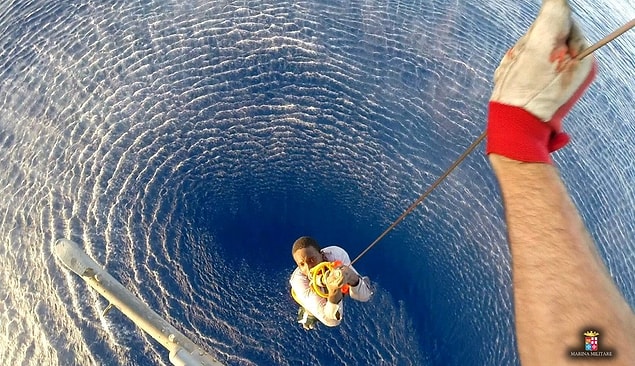 18. Akdeniz'de botu batan göçmen, İtalyan Deniz Kuvvetleri'nin helikopteri tarafından kurtarılırken. (11 Ağustos)