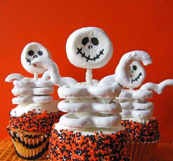 5. Biraz marshmallow ve krakerin işte bu iskeletleri yaratacağını biliyor muydunuz?