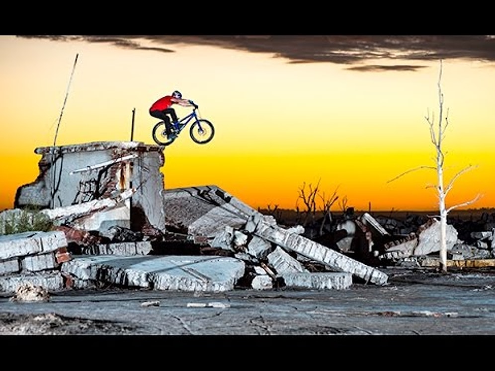 İnanılmaz Hareketleriyle Ölü Şehre Hayat Veren Bisikletçi