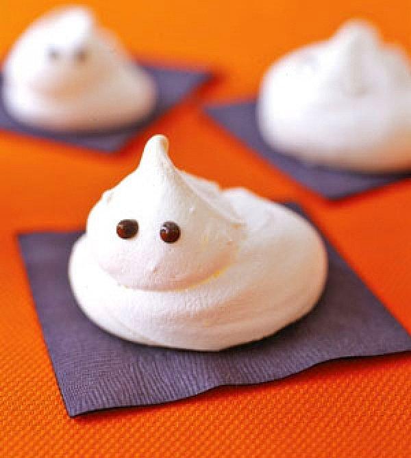 15. Marshmallow, şeker hamuru uğraşamam derseniz işte size merengden hayaletler.
