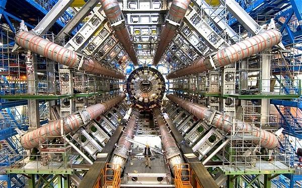 17. Büyük hadron çarpıştırıcısı Dünya'yı hala yok etmedi mi.com