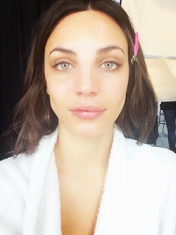 6. Теперь девушка активно рекламирует различные бренды.