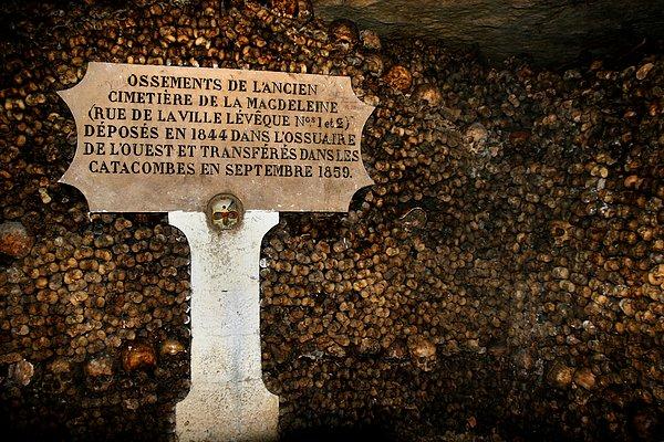 Artan ölümler ve Paris'in ortasında yer alan mezarlıklar şehrin görüntüsünü bozmasının yanı sıra, salgın hastalıklara da davetiye çıkarıyordu.