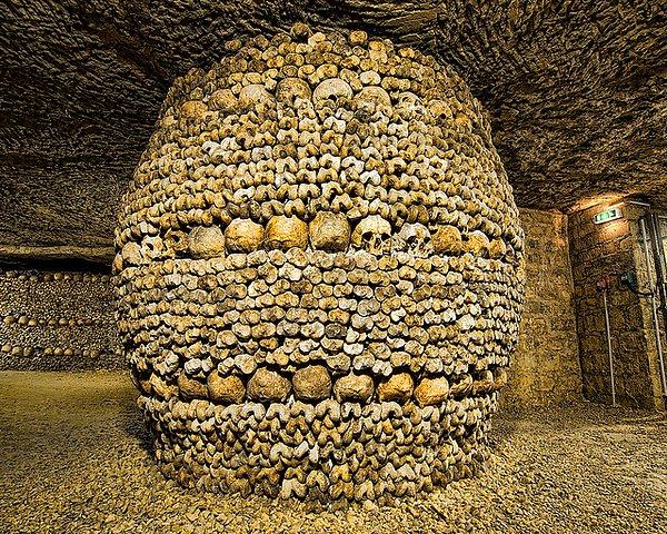 İçeriye giriş yapmak için kalp ve klostrofobi hastası olmamanız gerekiyor. Çünkü Catacombes de Paris, son derece dar ve basık tünellerden oluşuyor.