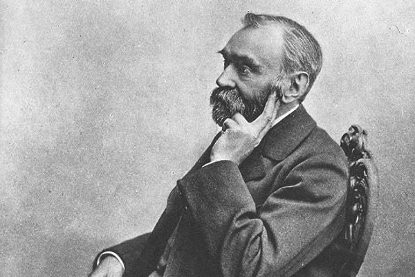 9. Alfred Nobel dinamitle, barutla ilgili araştırmalarına devam ederken, Rusya'da kalan kardeşleri Ludvig ve Robert ise dinamit sayesinde petrol yataklarını kolayca keşfetti.