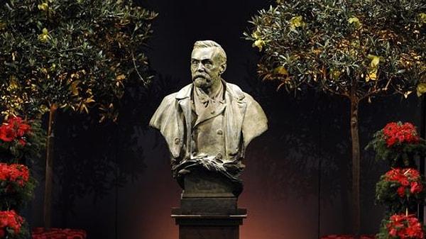 13. Hiç evlenmeyen Alfred Nobel, öldükten sonra 'Ölüm taciri' olarak anılmak istemediğinden dolayı servetini oluşturduğu Nobel Vakfı'na bağışladı.