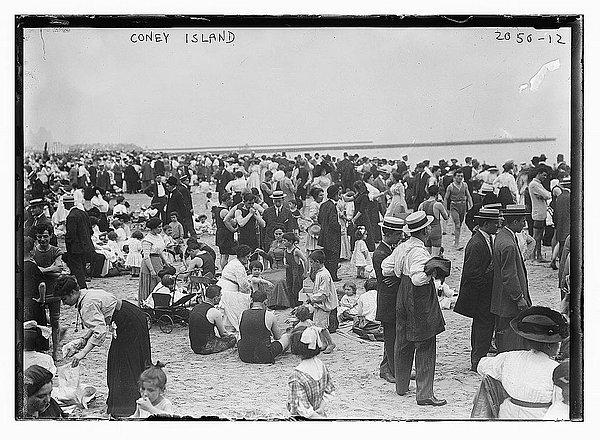 7. Coney Island'dan bir plaj görüntüsü.