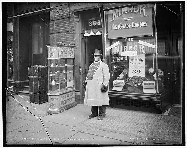 19. 5. Cadde'deki bir dükkanın önünde duran adam.
